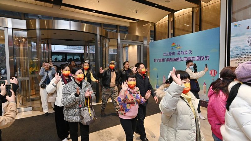 登山装备是保障安全的重要条件。家长在出行前，要为孩子准备以下装备：